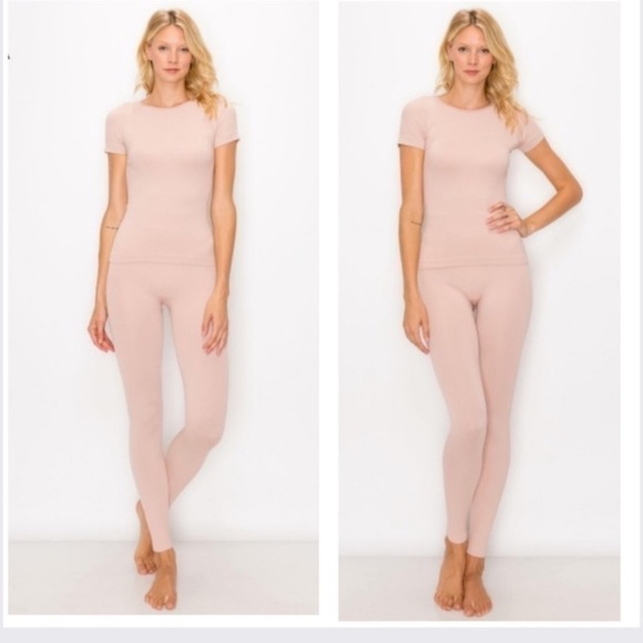 Women's Seamless Ribbed Knit
Active Fitted Shirt and Leggings Set - Picture 1 of 2